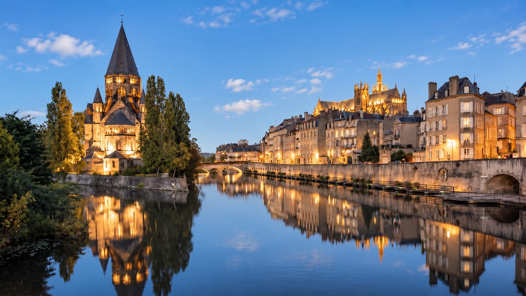 Metz — la Moselle, le Temple Neuf et la cathédrale